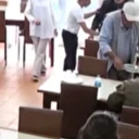 Lokanta sahibi boğazına yemek kaçan adamı Heimlich manevrasıyla kurtardı