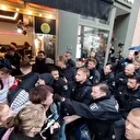 Berlin’de Filistin destekçilerine sert müdahale: Alman polisi kadın göstericiye yumruk attı