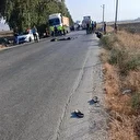 İki araçla çarpışan motosikletin sürücüsü hayatını kaybetti