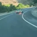 Seyir halindeyken tekeri koptu: Metrelerce kıvılcım çıkartarak ilerledi