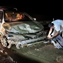 Yola çıkan hayvana çarpmamak için manevra yapan araç beton duvara çarptı