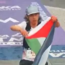 Çinli atlet Gazze için koştu: Bitiş çizgisinde Filistin bayrağı dalgalandırdı