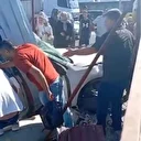 Yoldan çıkan araç bariyerlere ve direğe çarptı: 2 yaralı