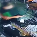 Topallayarak girdi binlerce lirayı çalıp koşarak çıktı