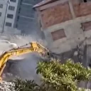 Yıktığı binanın altında kalmaktan saniyelerle kurtuldu: Tehlikeli anlar kamerada