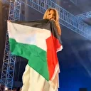 Slovenyalı şarkıcı Senidah Gazze'deki soykırıma sessiz kalmadı: Konserinde Filistin bayrağı açtı