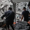 Katil İsrail Gazze Şeridi'nde 13'ü insani yardım bekleyen 22 Filistinliyi katletti