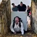 Siyonist hırsız Filistinli aileden çaldığı dolabın altında kaldı