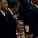 CHP'liler ayağa kalkıp alkışladı: Dilek İmamoğlu oralı olmayınca Özgür Özel müdahale etti