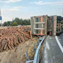 Tomruk yüklü tır devrildi: Sürücü yaralandı