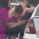 Sözlü tartışma yumruklu kavgaya dönüştü: Öfkeli sürücüleri vatandaşlar ayıramadı