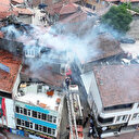 Beş katlı binanın çatı katında çıkan yangın söndürüldü