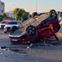 Çarpışan otomobillerden biri takla attı diğeri hurdaya döndü: 2 yaralı