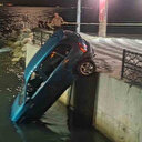 Tekirdağ’da otomobil su kanalında asılı kaldı