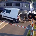Polonya’da tren ticari aracı kağıt gibi parçaladı