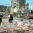 Kahramanmaraş'ta ağır hasarlı bina yıkılırken çöktü, enkaz altında kalan operatör öldü