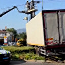 Muğla’da frenleri tutmayan kamyon beton direği parçaladı