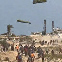 Gazze’ye paraşütle indirilen yardım malzemeleri Filistinlilerin üzerine düştü