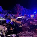 İki araç kafa kafaya çarpışınca hurdaya döndü: 8 kişi hastanelik oldu