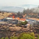 Kastamonu'da ormanlık alanda başlayan yangın yerleşim yerine sıçradı: Ekiplerin yoğun müdahalesi sürüyor