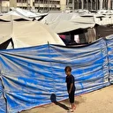 Çocuklar bir çift ayakkabıya bile muhtaç: Gazzeli İbrahim ayaklarını korumak için metal kutudan ayakkabı yaptı