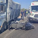 Kırmızı ışıkta bekleyen motosiklete kamyon çarptı: Baba öldü oğlu yaralı