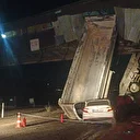 Damperi açılan kamyona otomobil çarptı: Bir ölü 3 yaralı