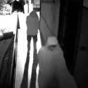 Hırsızlık için girdiği binada kapıları açamayınca terliklerini bırakıp ayakkabı çaldı
