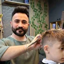 Sivaslı kuaförden yürekleri ısıtan hareket: 400 öğrenciyi ücretsiz tıraş etti