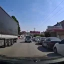 Kamyonet sürücüsü seyir halindeki araca çarpıp metrelerce sürükledi