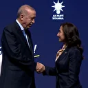 Rozetini Cumhurbaşkanı Erdoğan taktı: CHP'den istifa eden Özlem Vural Gürzel AK Parti'ye geçti