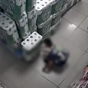 Bursa'da bir çocuğun markette peçeteleri yakma anı güvenlik kameralarınca kaydedildi