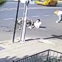 Motosikletlinin feci kazası kamerada: Yolcu otomobilin üzerinden uçtu