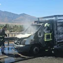 Erzincan'da seyir halinde alev alan kamyoneti itfaiye ekipleri söndürdü