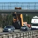 Sultanbeyli'de damperi açılan TIR üst geçide çarptı: Şoför yaralandı