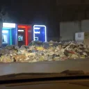 İzmirli vatandaş izahı olmayan çöpün mizahını yaptı