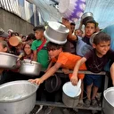 Dünyanın gözünü kapattığı Gazze’de açlıkla mücadele eden Filistinlilere yemek dağıtıldı