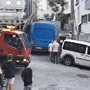 Kağıthane’de sürücüsünün direksiyon hakimiyetini kaybettiği minibüs inşaat alanına girdi