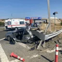 Otomobil, bariyerlere çarptı: Bir kişi öldü, dört kişi yaralandı