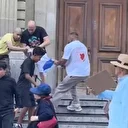 Paris’te kirli oyun bozuldu: Filistin yürüyüşünü sabote etmek isteyen eylemciler bayrağı kaptırdı