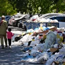 İzmir Buca'da toplanmayan çöpler tepkiye neden oluyor: Belediye vergisini alıyor ama hizmet ortada yok