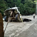 Artvin'de yol çöktü: Çukura düşen kamyonun sürücüsü yaralandı