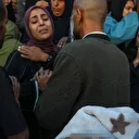 Katil İsrail 7 aylık bebeği annesinin kucağında öldürdü