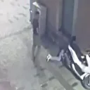 Taksim'de sokakta uyuyan kişinin telefonunu çalan hırsız kamerada