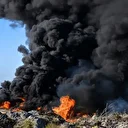 Antalya'da çöp ve molozların olduğu alanda çıkan yangın söndürüldü
