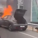 Üsküdar'da seyir halindeki otomobilde çıkan yangın söndürüldü