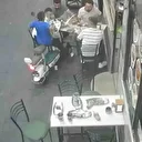 Küçük çocuğun elektrikli bisikletiyle yemek yiyenlerin masasına daldığı anlar kameraya yansıdı