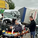 İşçi servisi ile kamyon kafa kafaya çarpıştı: Çok sayıda yaralı var