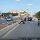 Trafikte bir sürücüye taşla saldıran kişi yakalandı