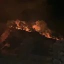 Dağdan yuvarlanan alevli kütük yangının büyümesine neden oldu